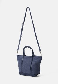 Borsa tote in tessuto blu navy con due manici superiore e una tracolla staccabile; presenta una finitura testurizzata e una chiusura con zip.