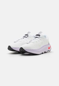 Nike Performance MOTIVA - Cestná bežecká obuv - white/lilac bloom/barely grape/bright crimson/black