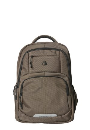 Mochila de la marca Koroshi en color marrón, con múltiples compartimentos con cremallera y un pequeño logotipo de hoja en el bolsillo frontal.