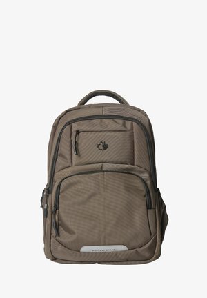 Hnedý batoh značky Koroshi s viacerými vreckami na zips a malým logom listu na prednom vrecku.