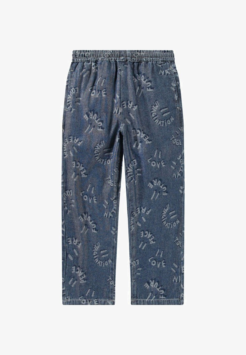 Denim broek met een elastische tailleband, in een blauwe tint en met een patroon van witte tekst, waaronder woorden zoals "liefde" en "verbeelding."