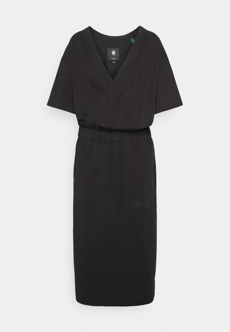 Robe noire longueur genou avec col en V style cache-cœur, manches courtes, taille élastique et détail texturé subtil avec texte sur le devant de la jupe.
