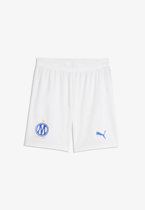 Weiße Sportshorts mit blauem Puma-Logo rechts und einem blau-goldenem runden Emblem vorne links.