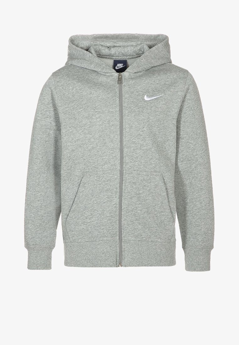 Felpa grigia con zip, cappuccio regolabile con cordino, tasche frontali, polsini a costine e logo Nike bianco sul lato sinistro del petto. In tessuto misto cotone.