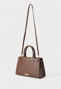 Sac à main en simili cuir marron avec un design structuré, double poignées, bandoulière réglable et accents en métal doré.