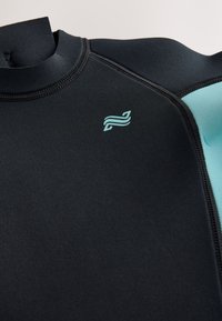 Čierny neoprenový oblek s vysokým golierom, s tyrkysovým akcentom a nenápadným logom. Hladká textúra a zosilnené švy.