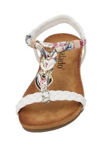 Witte gevlochten sandaal met een bloemenpatroon band, goudkleurige hardware en een gestructureerde tan zool. Open teen ontwerp voor ademend vermogen.