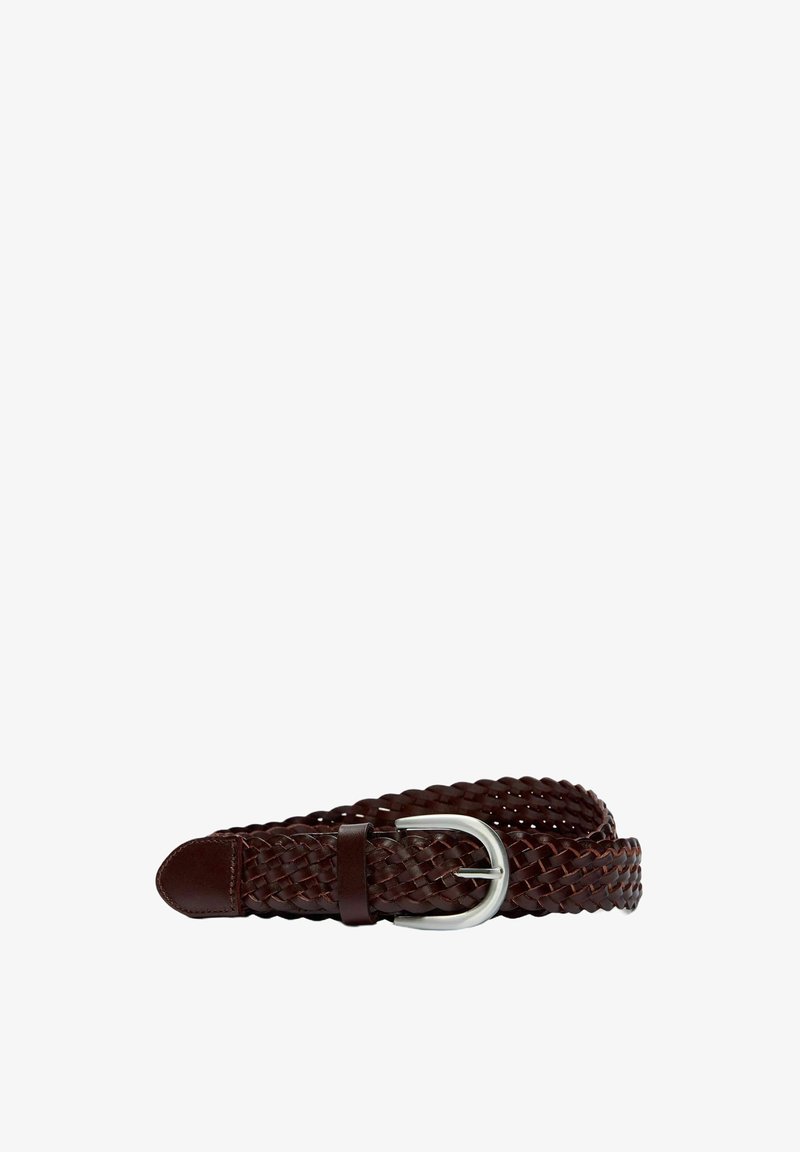 Ceinture en cuir tressé marron avec une boucle métallique argentée, enroulée sur un fond blanc.