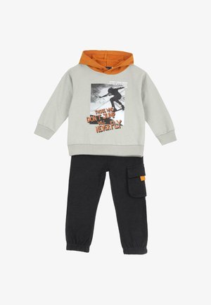 Børnetøj med grå hættetrøje med skateboardgrafik og orange hætte, kombineret med sorte bukser med sidelomme til cargo.