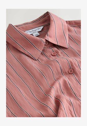 Rózsaszín, gombos, fehér és barna függőleges csíkos ing hegyes gallérral, "The Easy Oversized Shirt" felirattal.