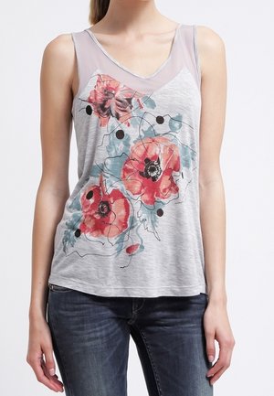 Szary top na ramiączkach z przezroczystym dekoltem, udekorowany czerwono-niebieskimi kwiatowymi wzorami i czarnymi kropkami. Miękka tkanina o luźnym kroju.