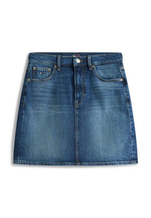 Minigonna di denim con chiusura frontale a bottoni e cerniera, passanti per cintura, tasche frontali e un piccolo logo sulla tasca sinistra.