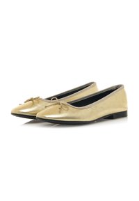 Ballerines métalliques dorées avec un bout pointu, détail de nœud à l'avant et une fine semelle en caoutchouc noir ; doublure en tissu doux et finition.