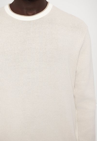 Hell gefärbter Strickpullover aus einem strukturierten Stoff, mit einem gerippten runden Halsausschnitt und seitlichen Akzenten.