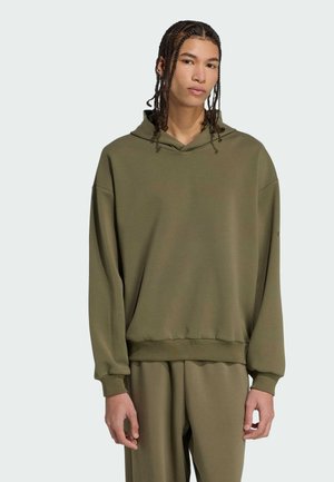 Olivengrøn hoodie i en løs pasform, med en blød tekstur, justerbar snor og ribbede manchetter og kant. Sammen med matchende joggers.