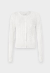 Hvit kabelstrikket cardigan med rund hals, lange ermer og knappelukking. Ribbestrikket kant og mansjetter med subtile teksturdetailler.