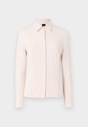 Maglietta a maniche lunghe di colore rosa chiaro con colletto, chiusura frontale a bottoni e tessuto liscio e elastico. Presenta una vestibilità su misura e un design semplice.