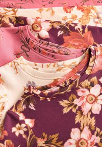 Unausgewählt, pink purple cream