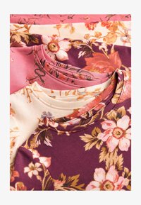 Sélectionné, pink purple cream