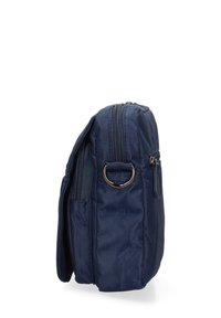 Borsa in nylon blu navy con chiusura superiore a zip, tasca laterale con zip e un dettaglio in metallo. Forma rettangolare con una texture liscia.
