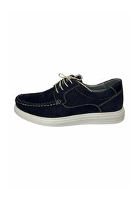 Zapatos de ante azul marino con suela de goma blanca. Presentan costuras en contraste y un diseño minimalista. Perfil bajo con punta redondeada.