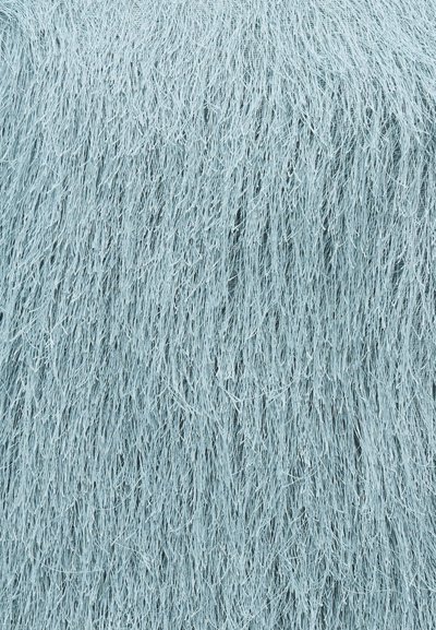 Πυκνές κάθετες ρυτίδες από λεπτές, ανοιχτό μπλε ίνες που μοιάζουν με χόρτο, σχηματίζοντας ένα υφασμένο, κουρτίνες σχέδιο.