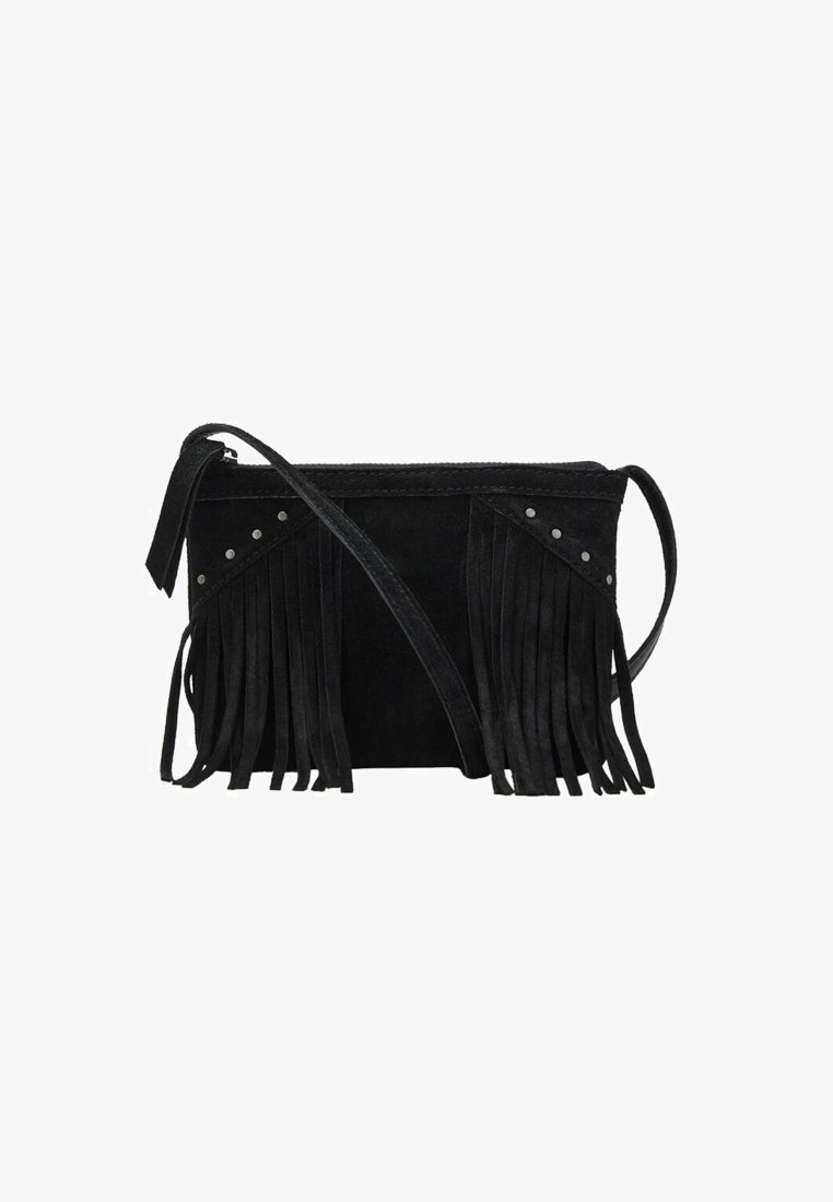 Borsa a tracolla in suede nero con dettagli frangiati, borchie argentate sul davanti e una lunga tracolla regolabile. Forma rettangolare con texture morbida.