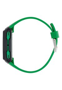 Montre numérique avec un boîtier en plastique noir et vert, un bracelet en silicone vert, une boucle en métal et un cadran rectangulaire affichant l'heure.