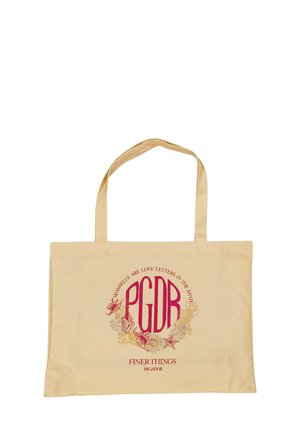 Beige Leinentasche mit einem Schriftzug in Rot und Gold. Der Text lautet "PGDR FINER THINGS" und ist von maritimen Illustrationen umgeben.