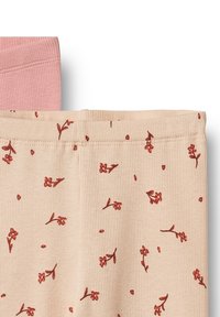 Két bordázott anyagból készült derékpánt, az egyik rózsaszín, a másik bézs színű, kis piros virágmintákkal, fehér háttér előtt.