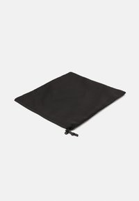Crna torbica sa patentnim zatvaračem od glatkog materijala, kvadratnog oblika, sa detaljem za povlačenje na patentnom zatvaraču. Minimalistički dizajn, ravna i kompaktna.