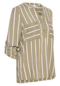 Blouse marron clair avec des rayures verticales blanches, deux poches poitrine, col en V boutonné et manches retroussées avec des pattes de boutonnage.