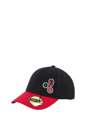 Casquette de baseball Marvel noire et rouge avec les logos brodés de Spider-Man, Hulk et Captain America sur le devant.