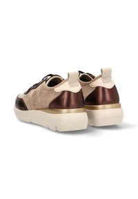 Zapatillas marrones y beige con un acabado de ante y metálico, que cuentan con una suela blanca gruesa y un acento de logo en la parte trasera.