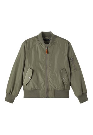Oliven grøn bomberjakke i let materiale med ribbede manchetter og kant, lynlås lukning og sidelommer. Har en lynlåslomme på ærmet.