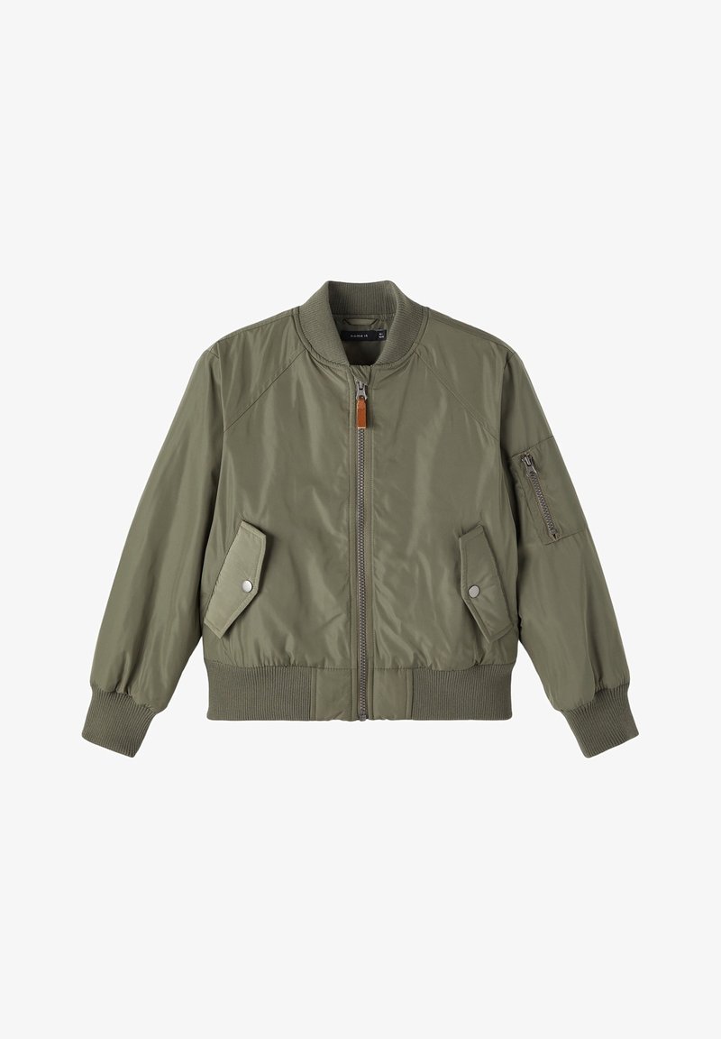 Veste bomber vert olive en matériau léger avec des poignets et un ourlet côtelés, fermeture éclair et poches latérales. Présente une poche zippée sur la manche.