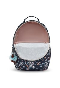 Mochila con patrón floral y base en color marino, cierre con cremallera, forro interior rosa y un pequeño charm de gorila azul adjunto a la cremallera.