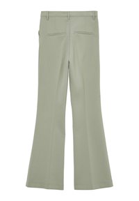 Pantaloni a palazzo verde chiaro con una texture liscia, dotati di due tasche posteriori e una vita a media altezza. Design sartoriale con linee pulite.