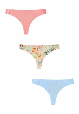 Trzy damskie bezszwowe stringi w kolorze różowym, w kwiatowy wzór i jasnoniebieskim, każdy z falowanymi brzegami.