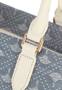 Sac à main bleu à motif, présentant des motifs de parapluie entrelacés, des anses en cuir blanc et des accents en matériel doré pour une touche supplémentaire.