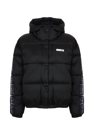 Czarna kurtka puchowa z wysokim kołnierzem i zatrzaskami, z pikowanymi sekcjami i akcentami z logo na rękawach. Miękka, błyszcząca faktura.