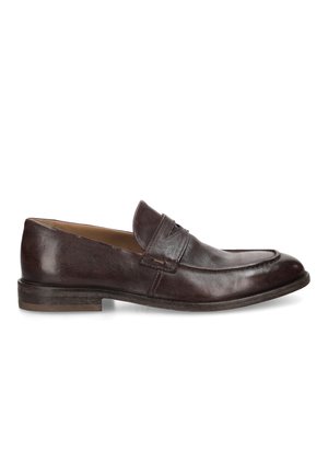 Dunkelbrauner Leder-Herrenloafer mit niedrigem Absatz, gestepptem Design und Pennyriemen über dem Vorderteil, im Seitenprofil vor weißem Hintergrund gezeigt.
