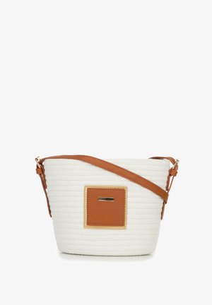 Witte gebreide emmer tas met een bruine leren schouderband en vierkante patch, voorzien van gouden hardware en een textuurdesign.