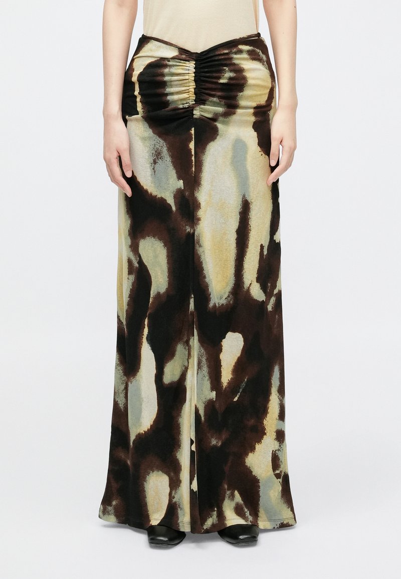Gonna lunga in morbido tessuto di velluto con un motivo astratto marrone, verde e beige. Dettaglio in vita arricciata che crea texture. Orlo senza cuciture.