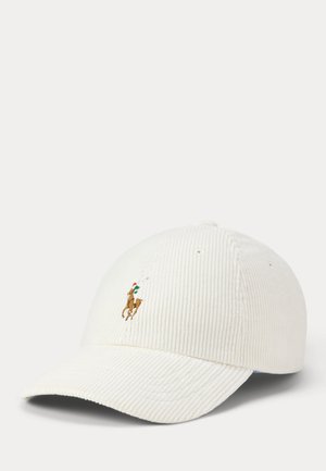 Casquette de baseball blanche en velours côtelé avec une visière incurvée et un logo brodé représentant un cheval et un cavalier portant un chapeau rouge et vert.