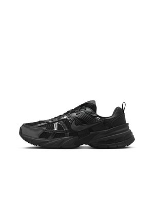 Baskets de sport noires avec dessus en mesh et synthétique, design à lacets, semelle épaisse et languette au talon, vues de profil droit.