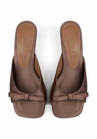 Bruine satijnen instappers met een vierkante neus, een klein strikje aan de voorkant en een strakke, minimalistische uitstraling.