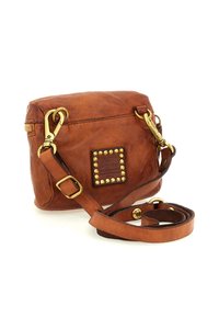 Borsa a tracolla in pelle marrone con tracolla regolabile, hardware in tono oro e una toppa a logo quadrato con borchie sul davanti.