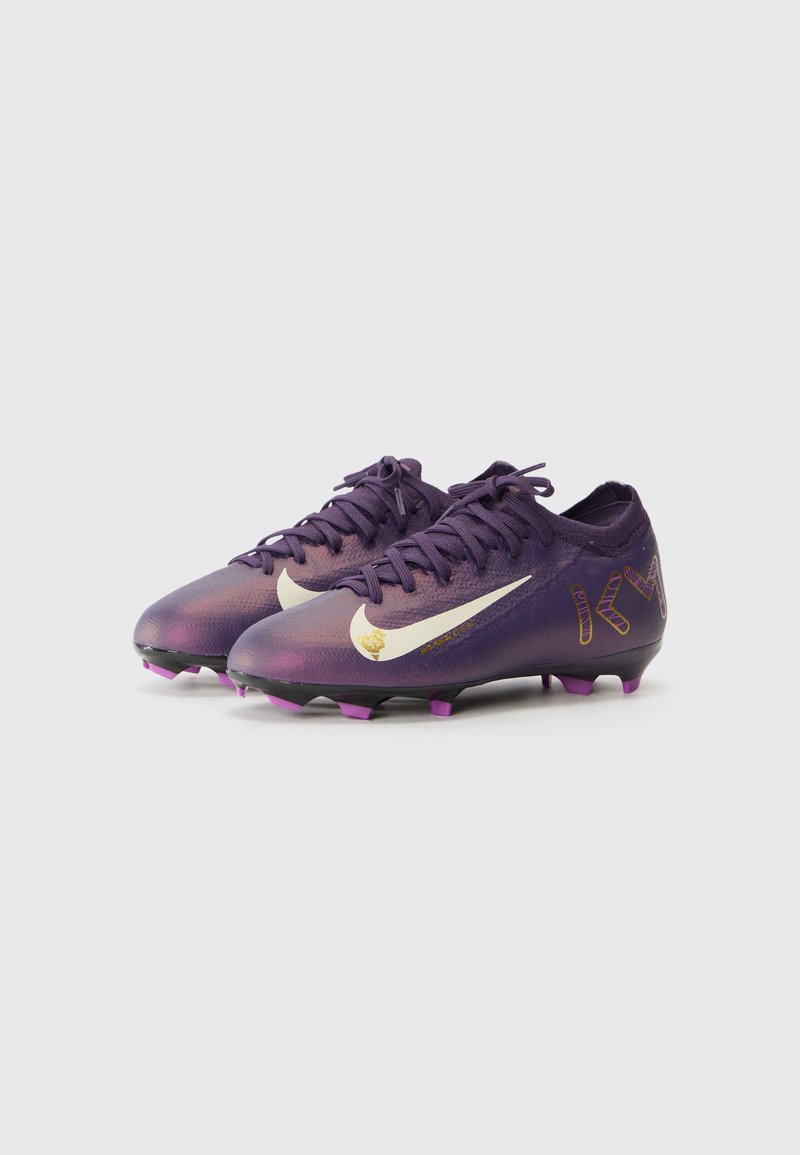 Botas de fútbol moradas con acabado texturizado, swoosh crema y tacos rosa. Presenta acentos gráficos y un diseño elegante y aerodinámico.