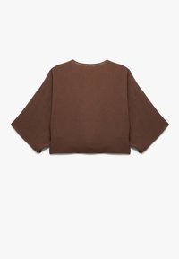Brun cropped top med brede trekvartærmer, rund halsudskæring og struktureret stof, vist fladt på hvid baggrund.